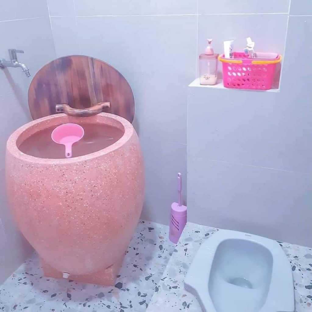 10 Desain Kamar Mandi Minimalis Dengan Kloset Jongkok Dan Duduk Biaya bikin kamar mandi sederhana