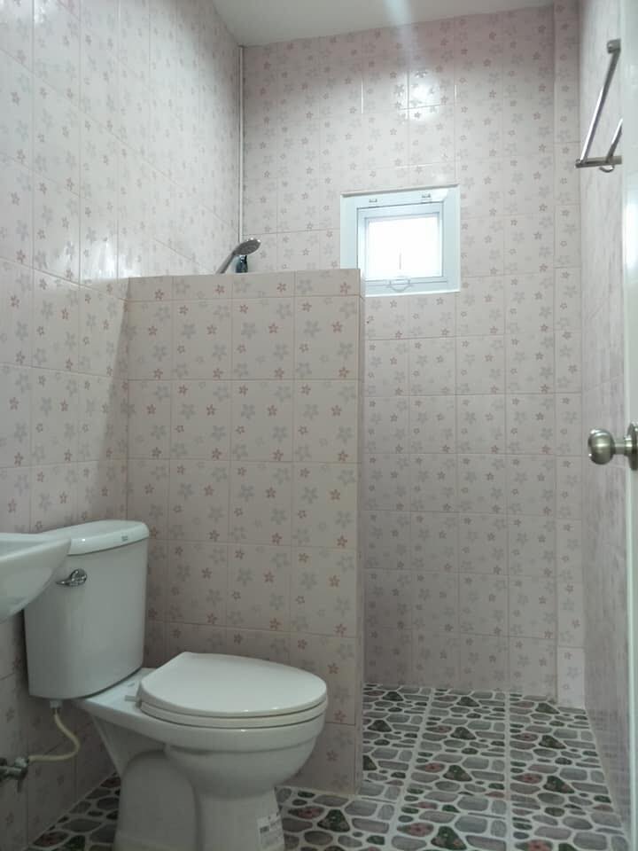 kloset kamar mandi nuansa putih pink