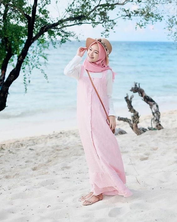 ootd hijabers ke pantai serba pink