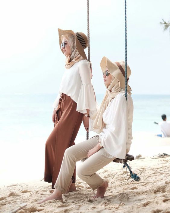 16 Inspirasi Style OOTD ke Pantai  Untuk Hijabers
