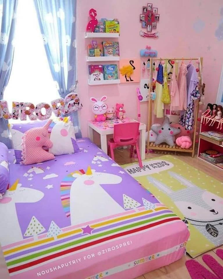 kamar pink girl dengan kasur berelimutkan ungu pastel berkarakter kartun