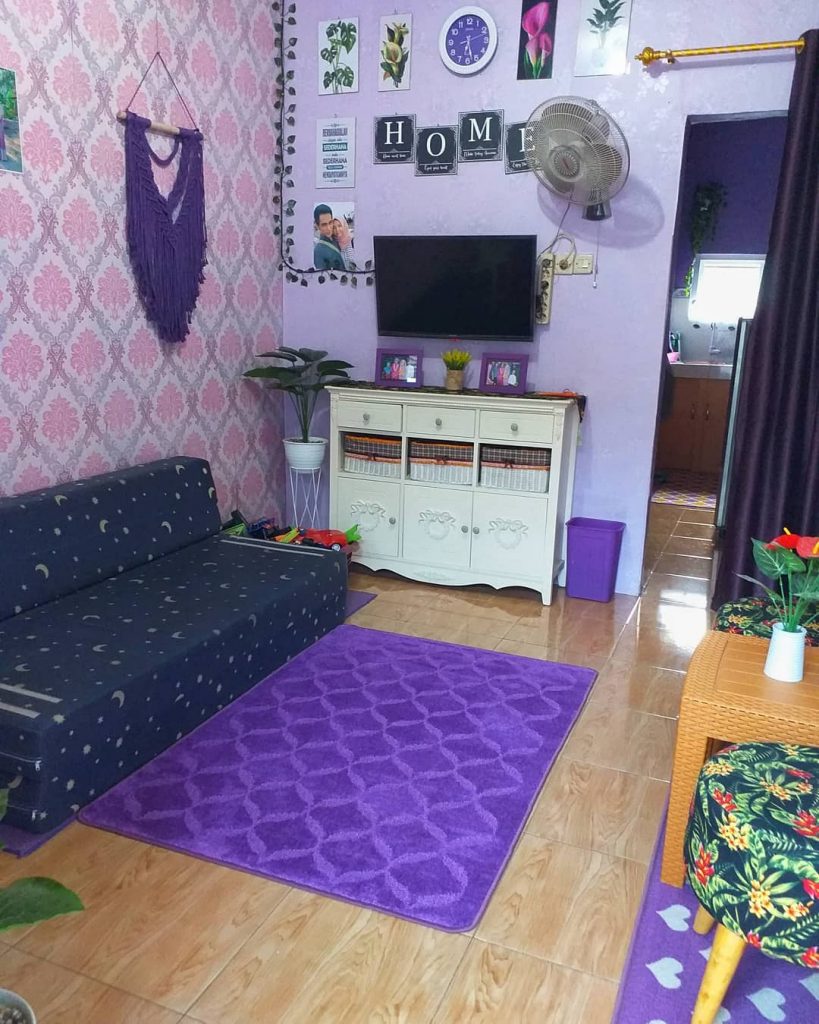 ruang santai keluarga warna ungu