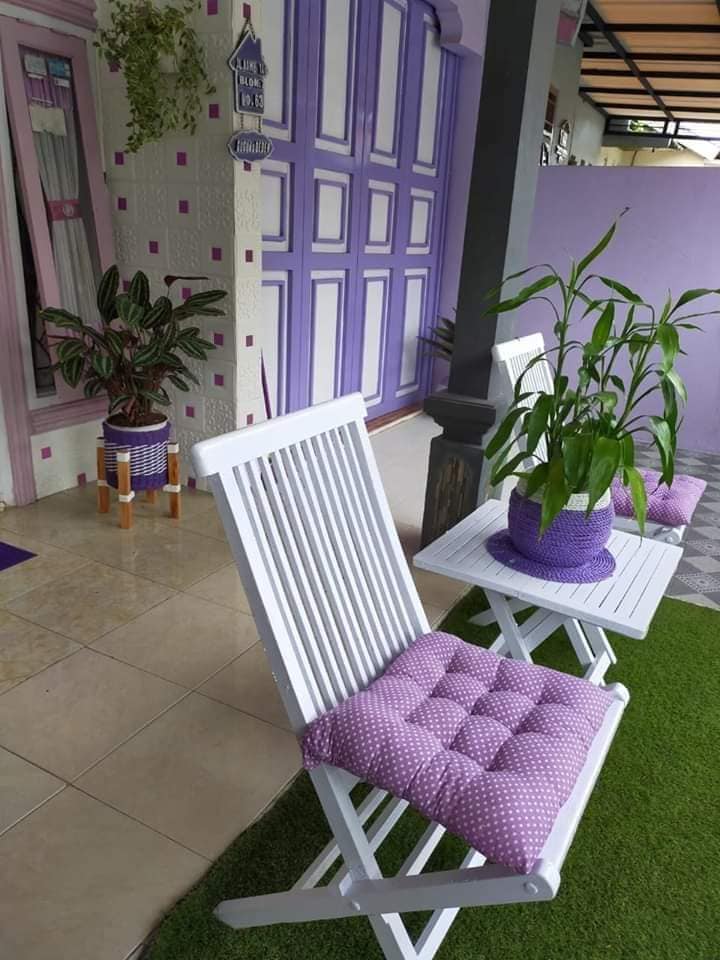 ruang tamu outdoor ungu