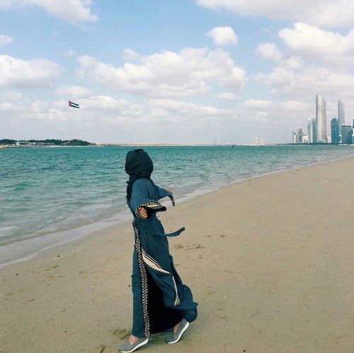 gaya foto di pantai untuk wanita berhijab 6