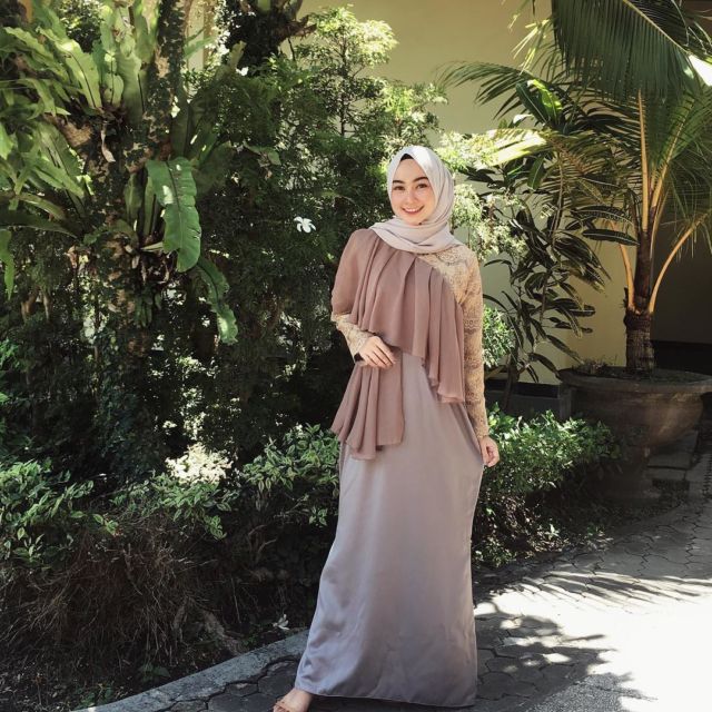 Dress muslim model cape dengan bahan satin yang be