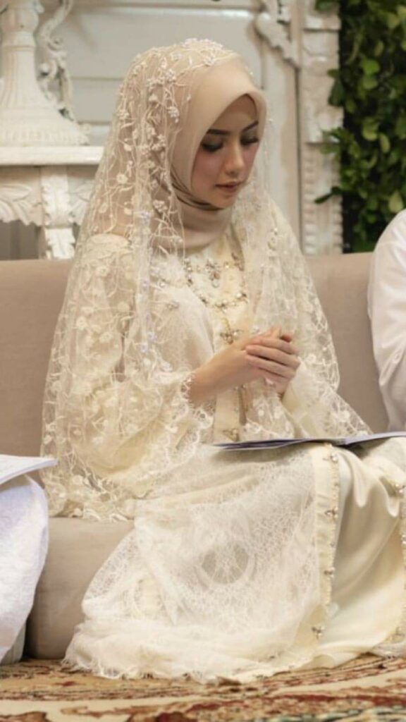 Gaun pengantin muslimah dengan model cape yang mew