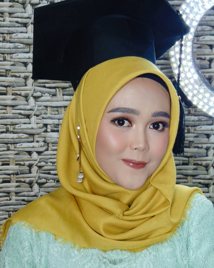 Hijab Kuning Simple Menutup Dada