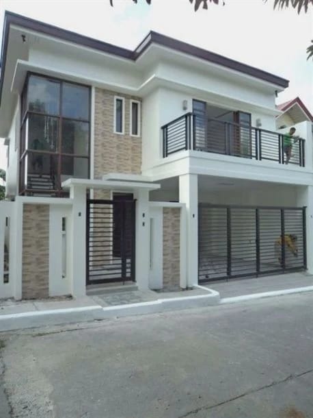 Rumah dengan Model Balkon Terbuka Depan Pintu