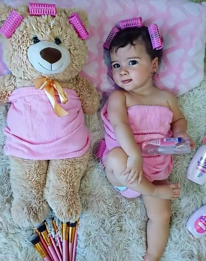 bayi yang terbungkus handuk pink