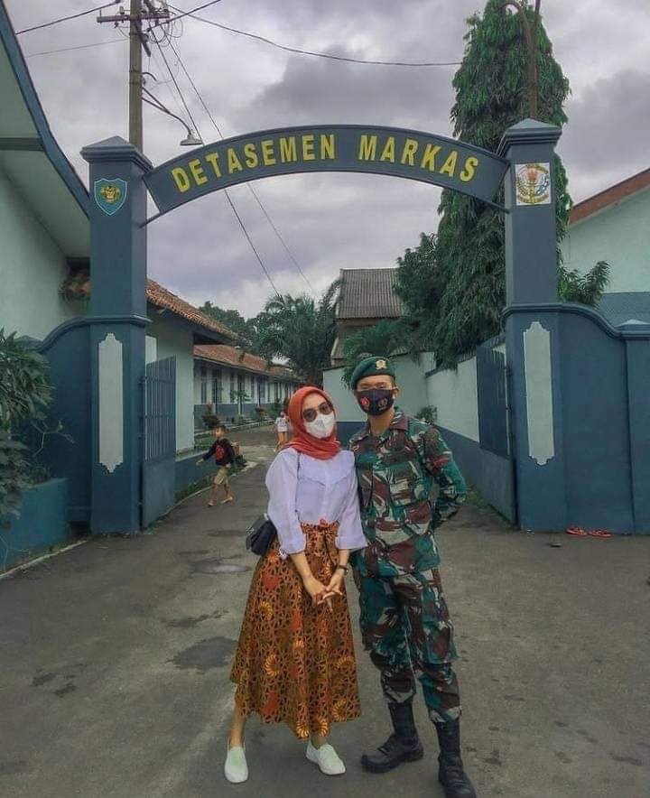 Foto prewedding ootdoor markas TNI sangat menawan.