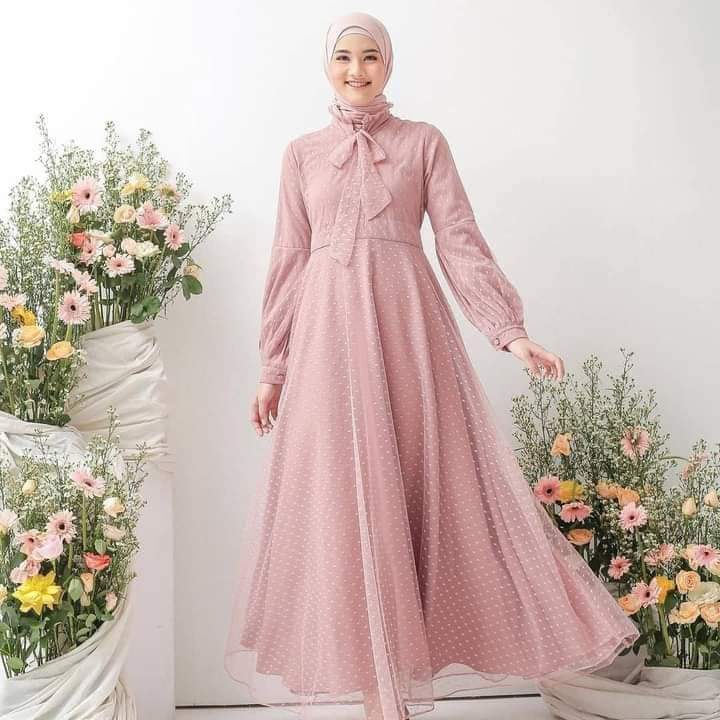 Model baju pesta muslim pink pastel brokat dengan