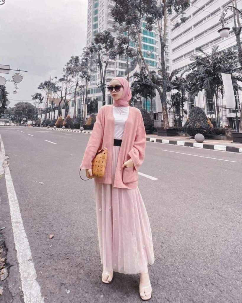 Perpaduan bold dengan hijab krem dan blus simpel n