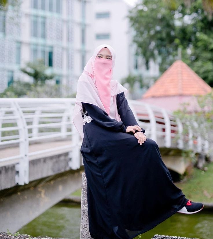 Gamis Dengan Pilihan Motif Dan Jilbab Syari Model