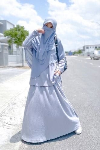 Gamis Hitam Di Padukan Dengan Jilbab Warna Pastel