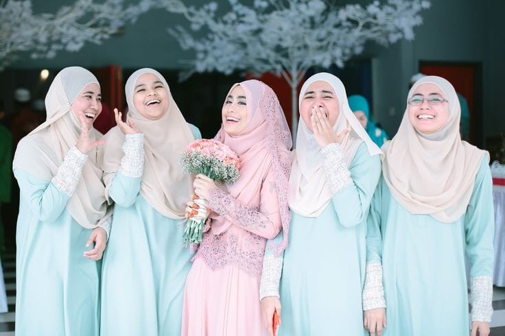 Gaun Bridesmaid Hijab Kombinasi Satin