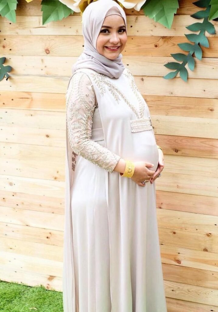 Kebaya hamil berhijab10